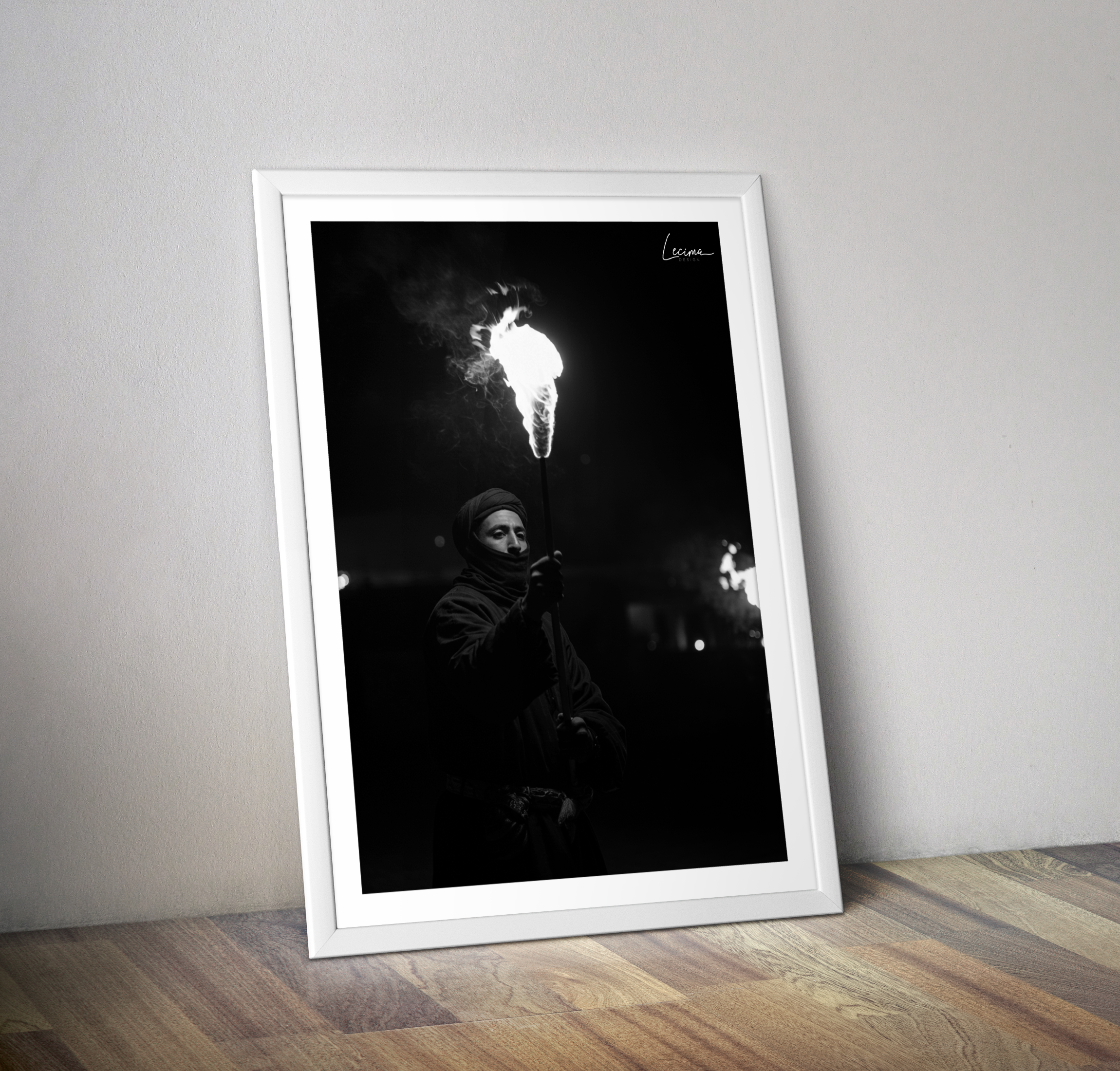Affiche feu porté par un bédouin Maroc - Photo noir et blanc
