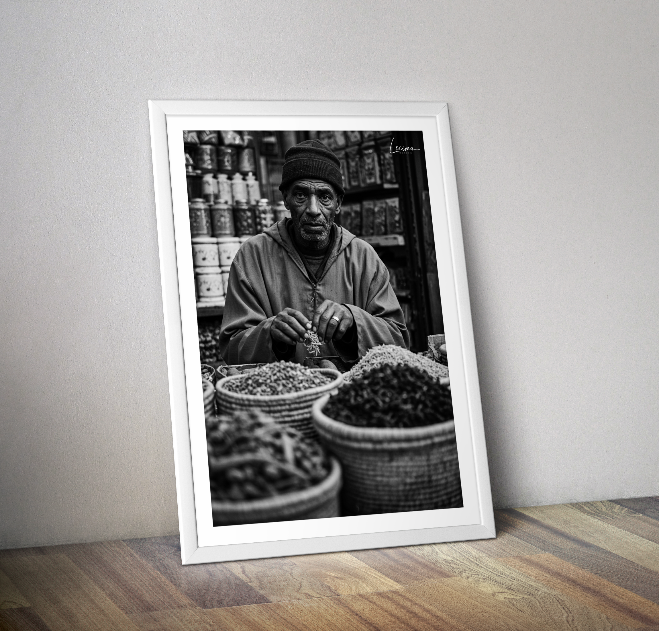 Affiche vendeur épices souk Maroc - Poster orientaliste noir et blanc