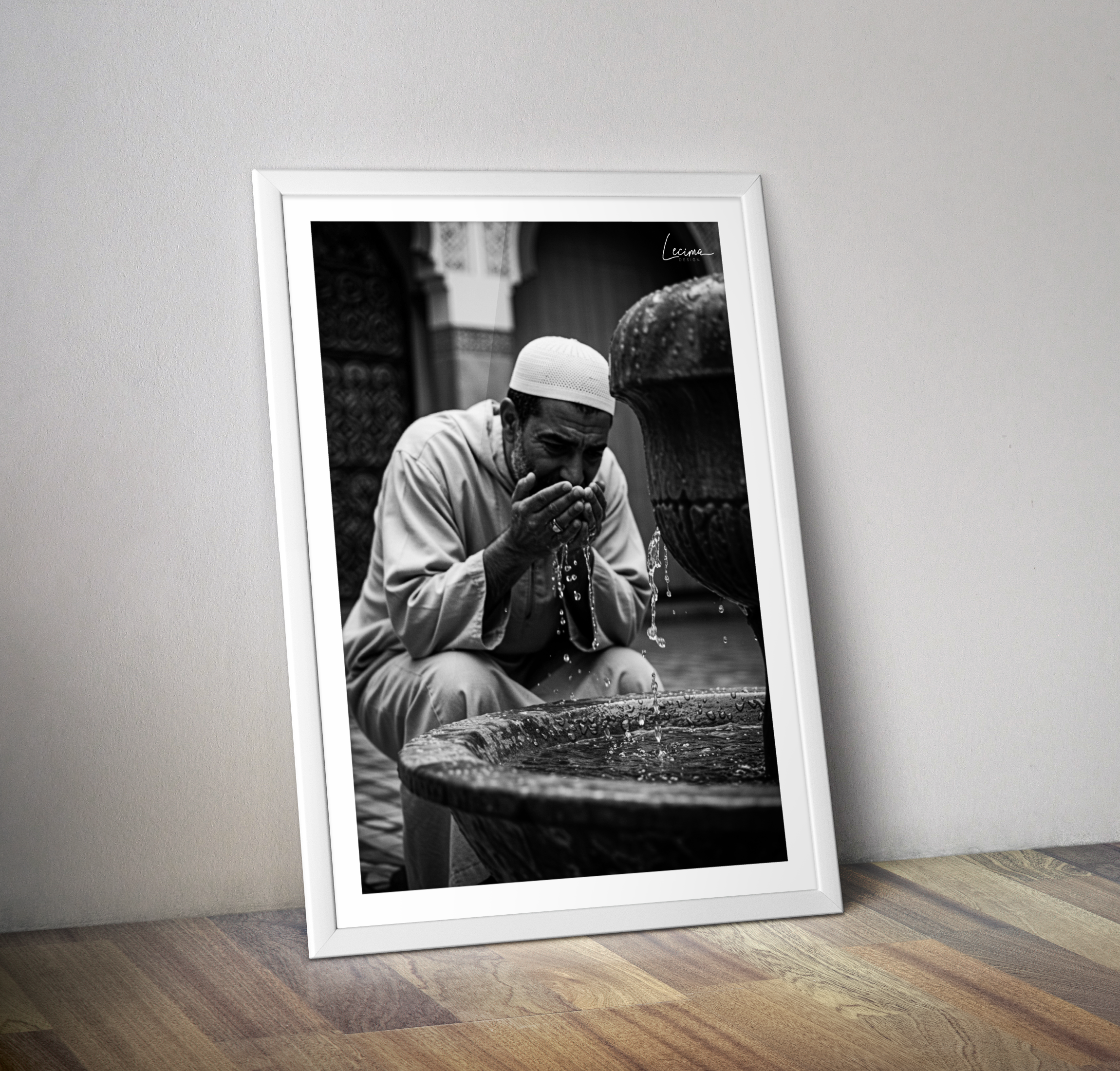 Affiche buveur d'eau fontaine Maroc - Poster orientaliste noir et blanc